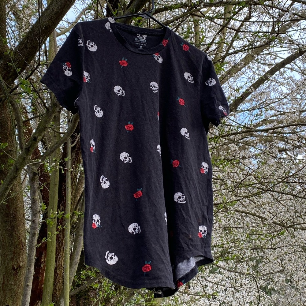 Hollister Skulls & Roses Tee